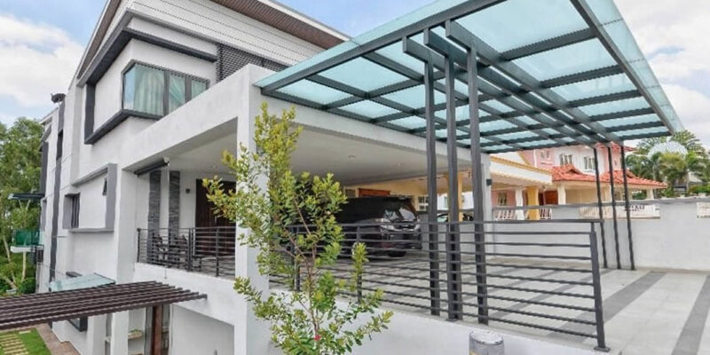 Luxury home builders in Scottsdale, Arizona reviewing custom floor plan design